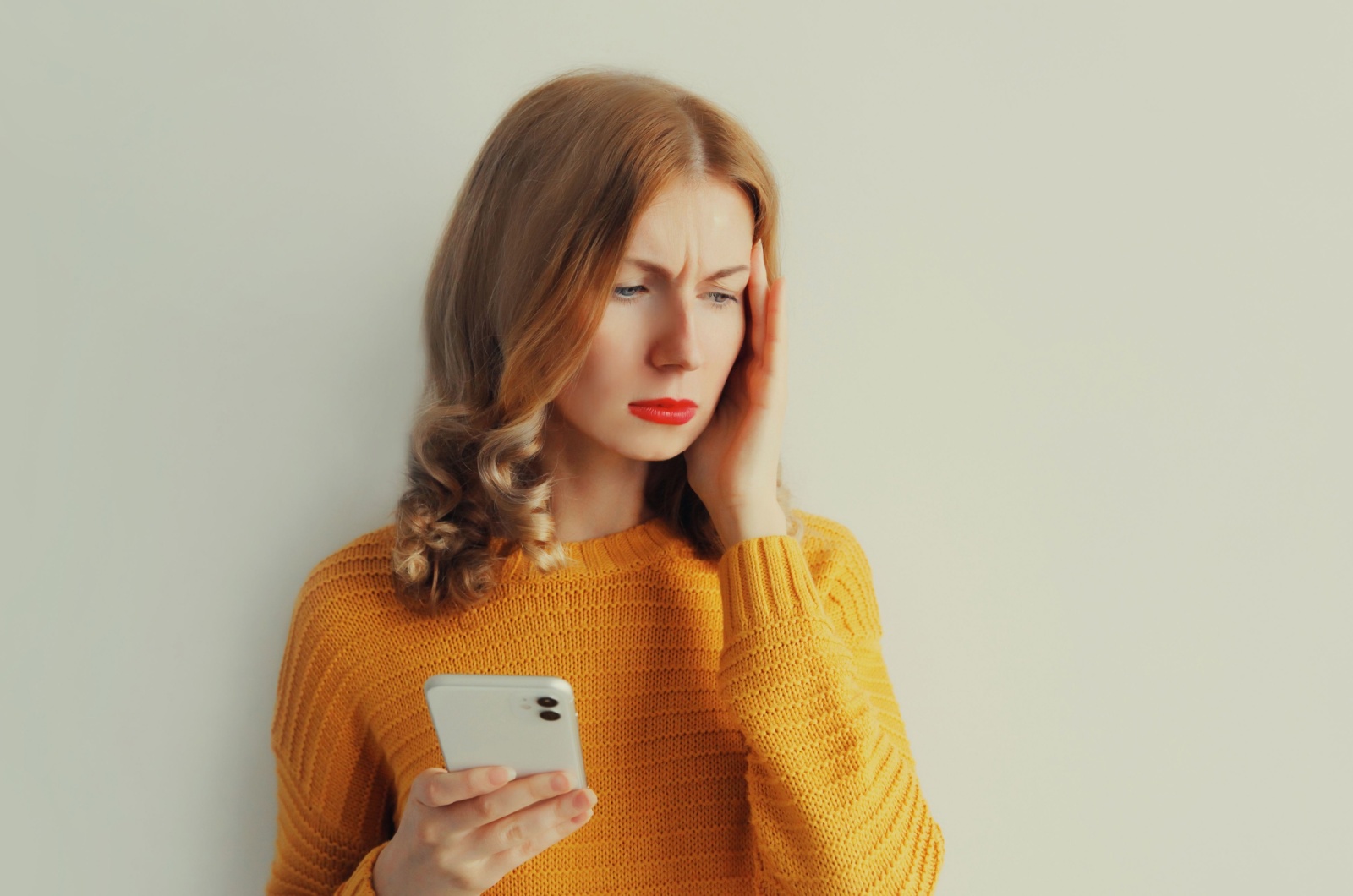 frau versucht trennung zu verarbeiten