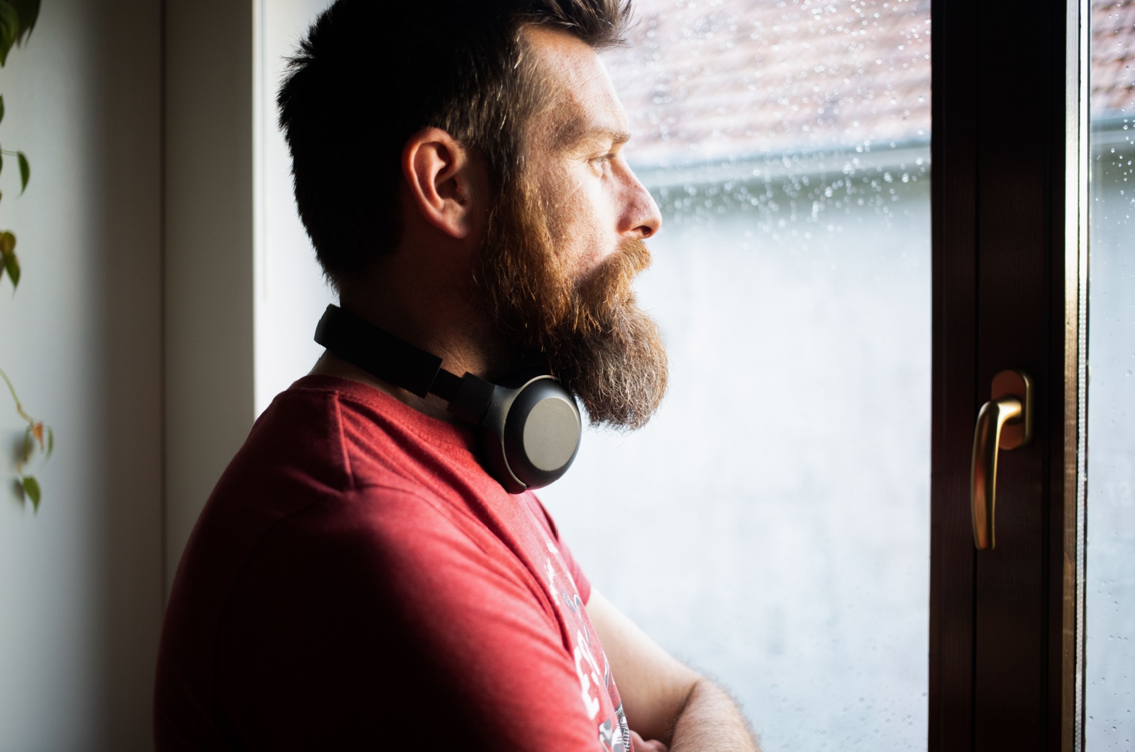 mann schaut aus fenster