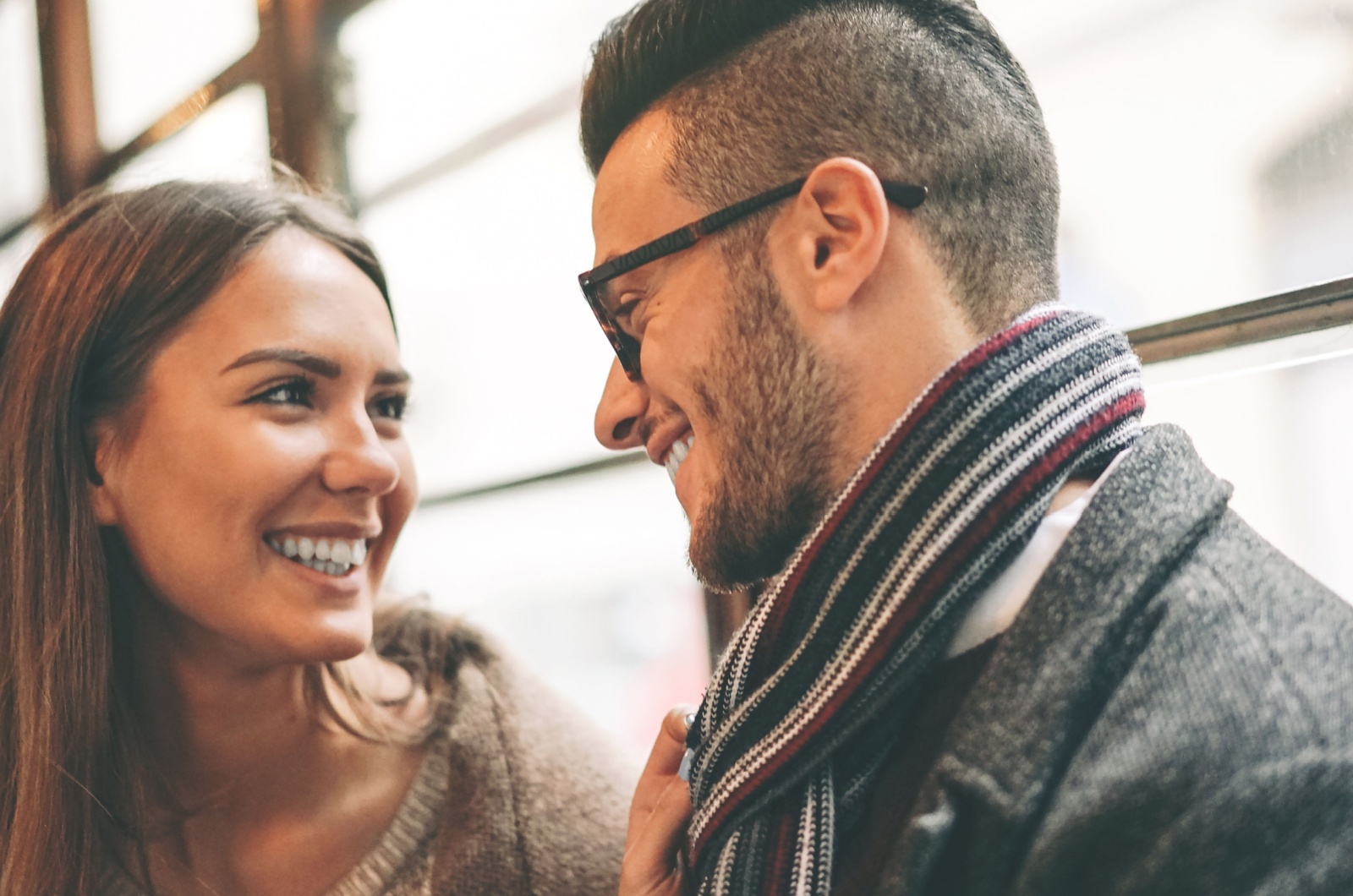 mann und frau schauen sich an