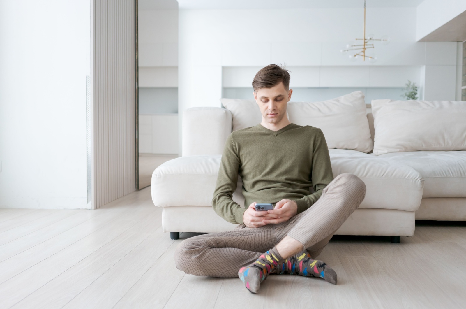 narzisst sitzt auf dem boden