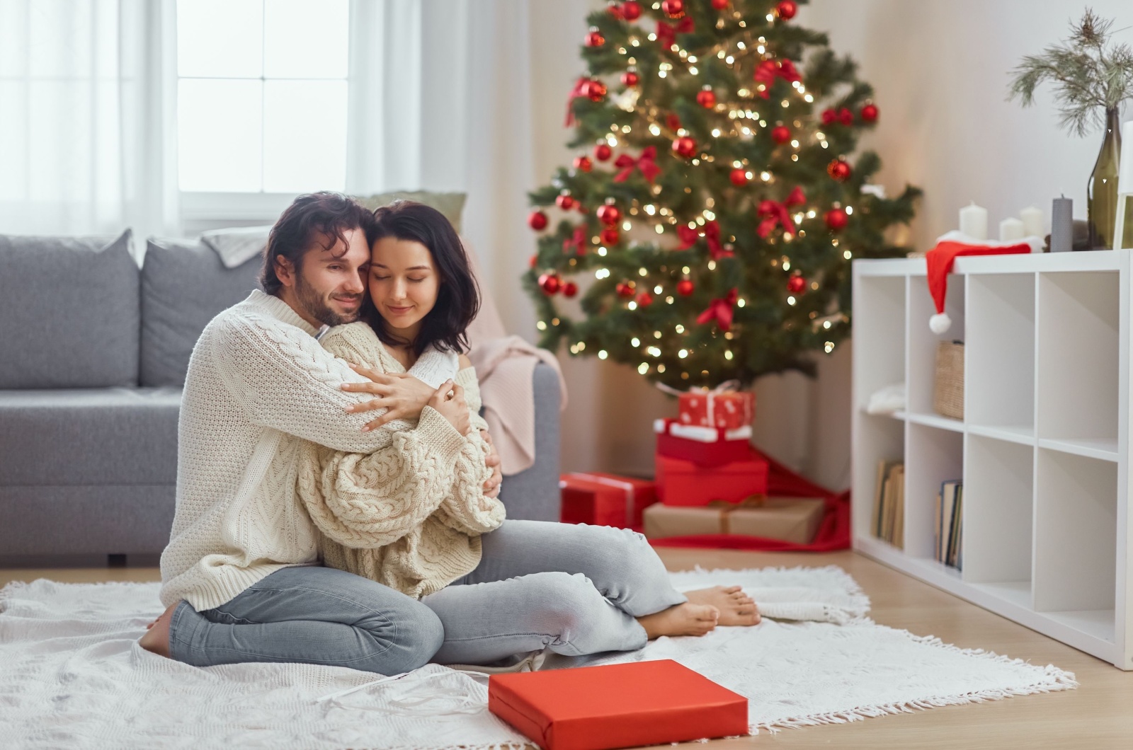 paar umarmt sich liebevoll