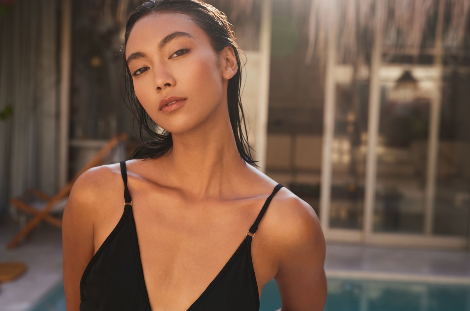 selbstbewusste frau mit schwarzen haaren