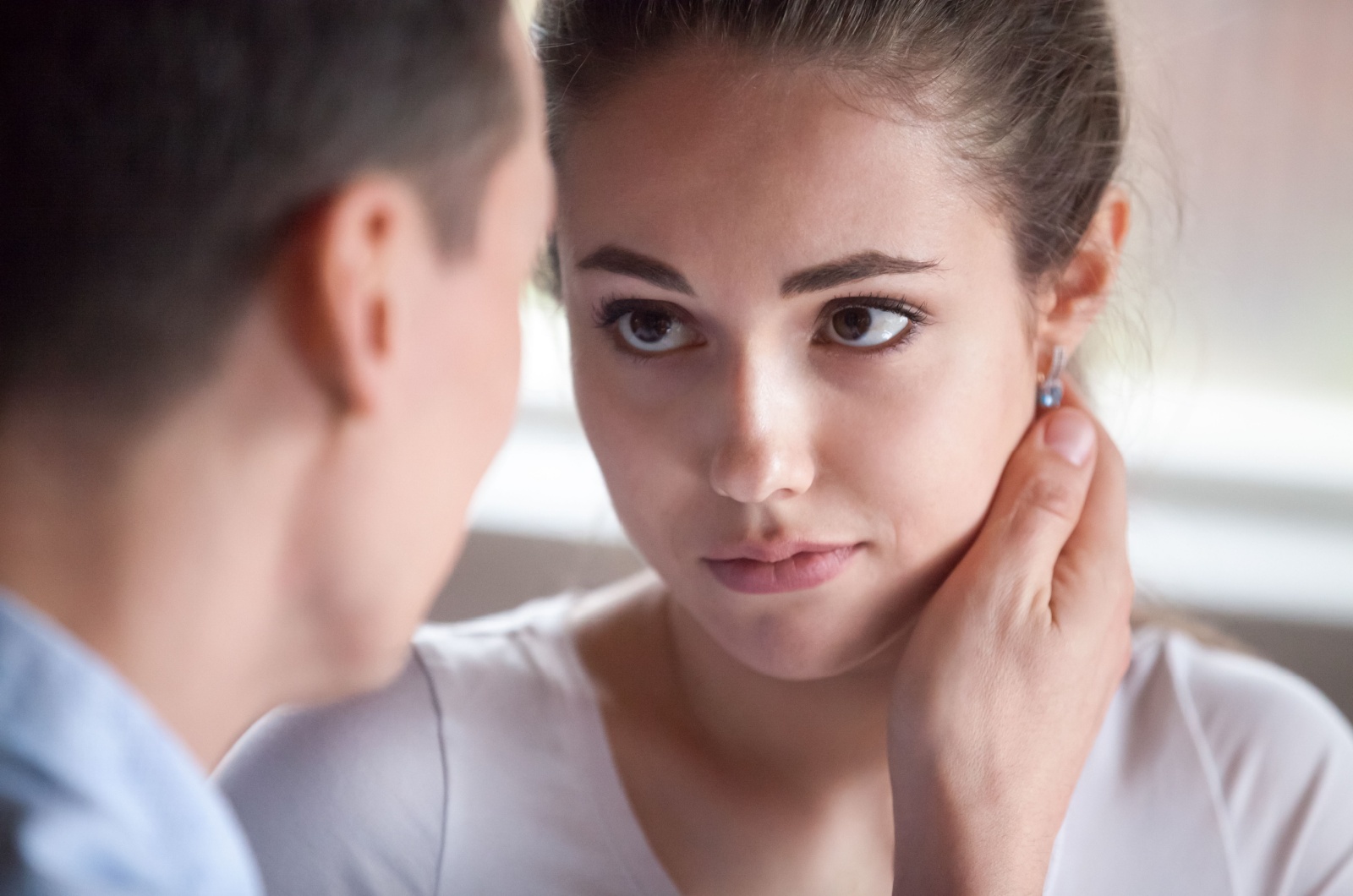 traurige frau blickt mann in die augen