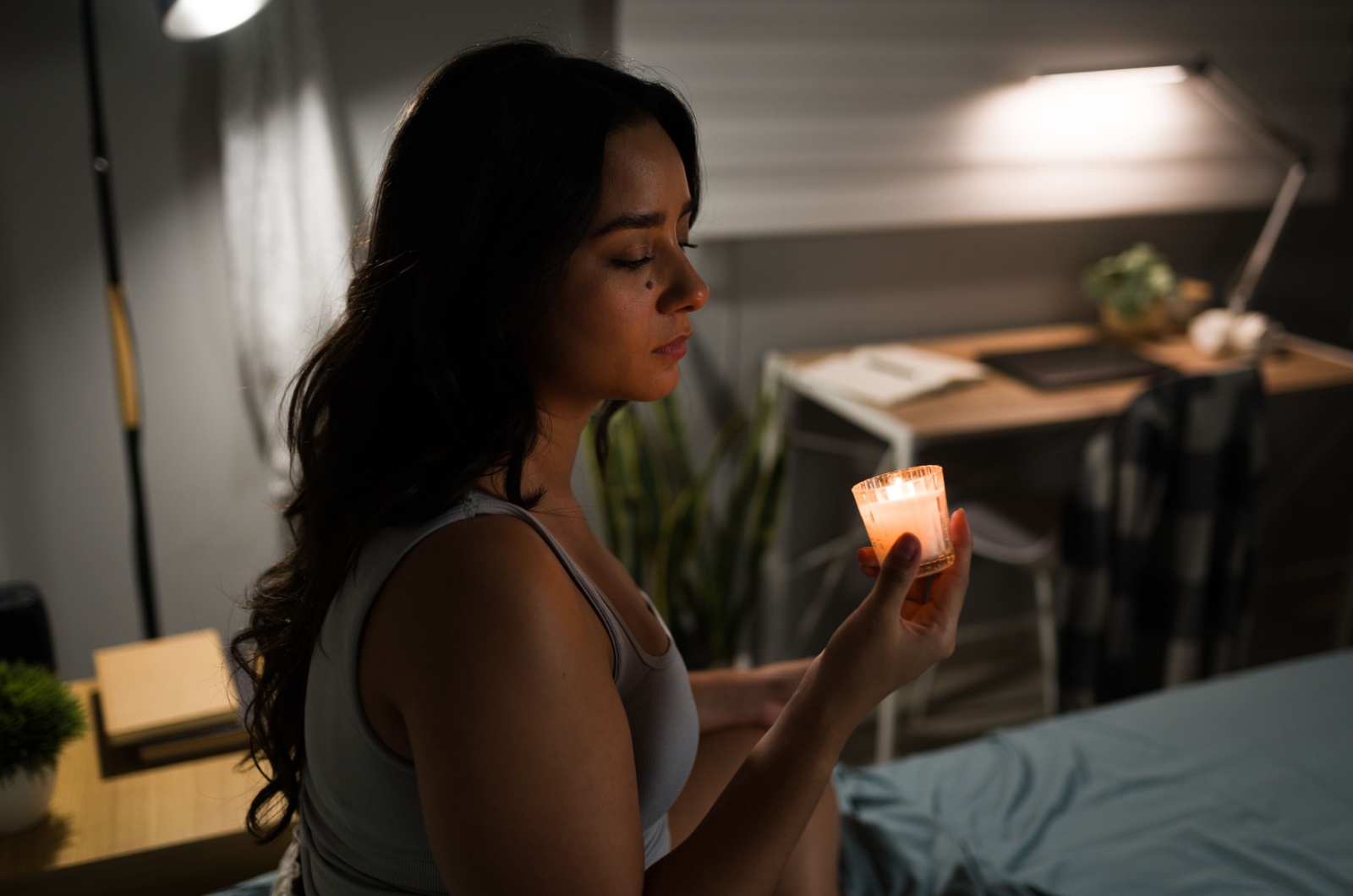 traurige frau mit kerze