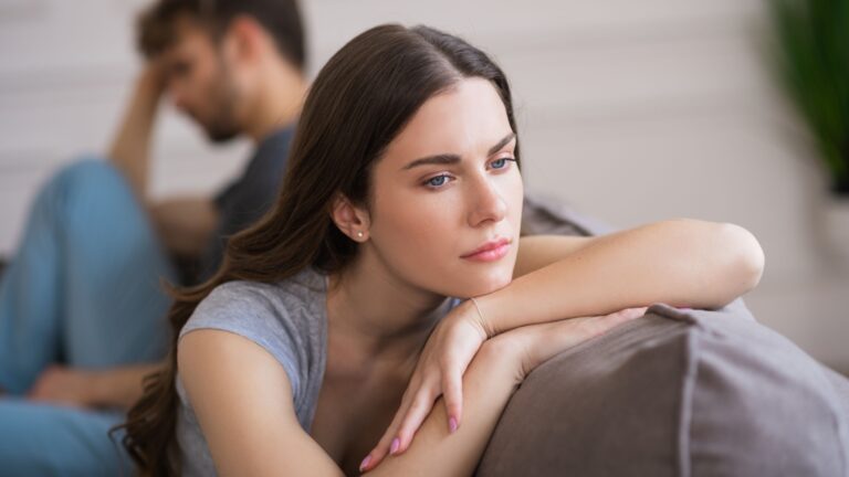 frau wird hingehalten von mann