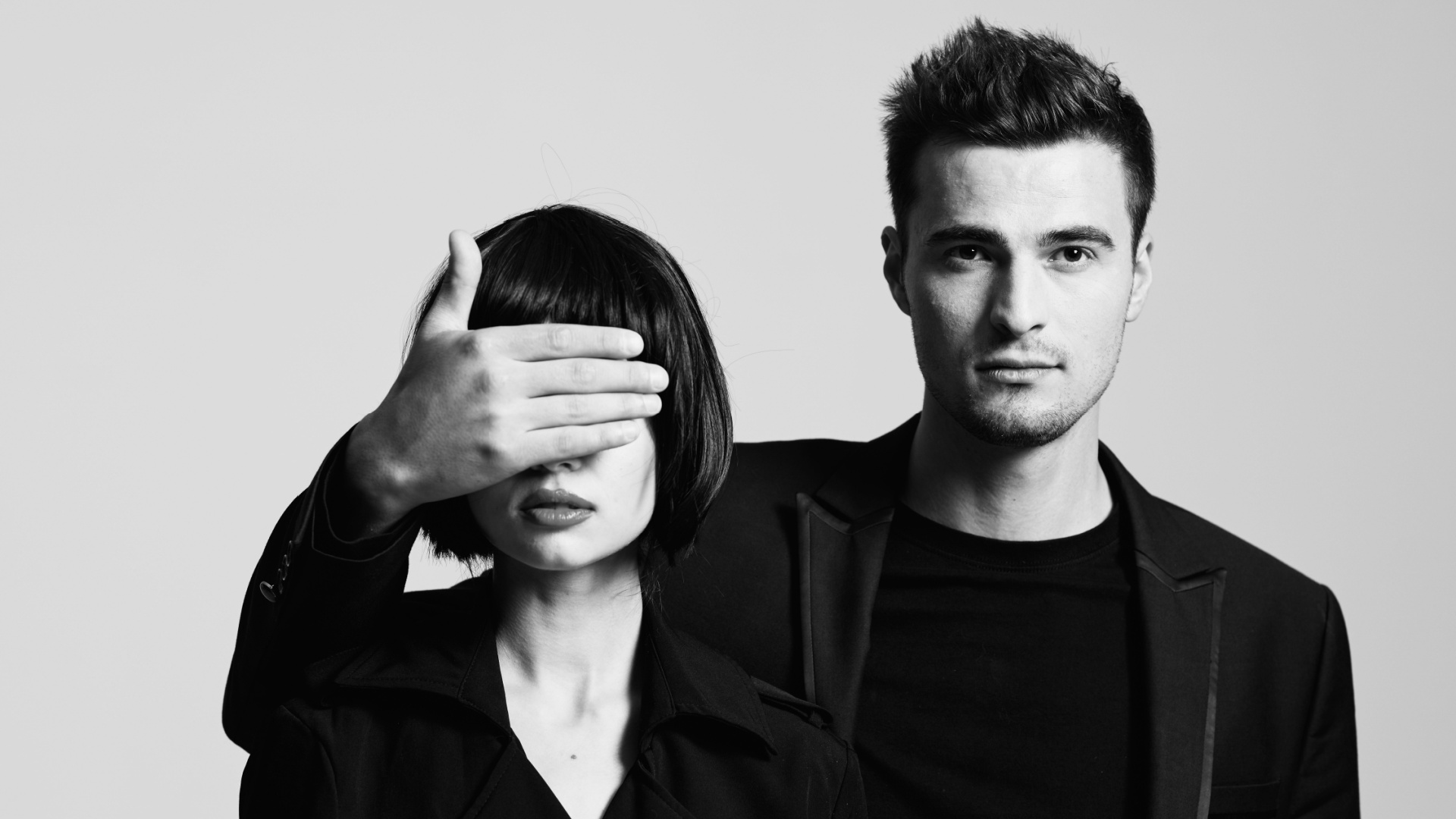 mann verdeckt frau die augen