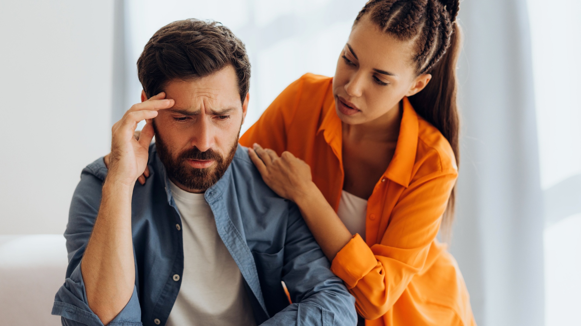 frau zeigt verstaendnis zum mann