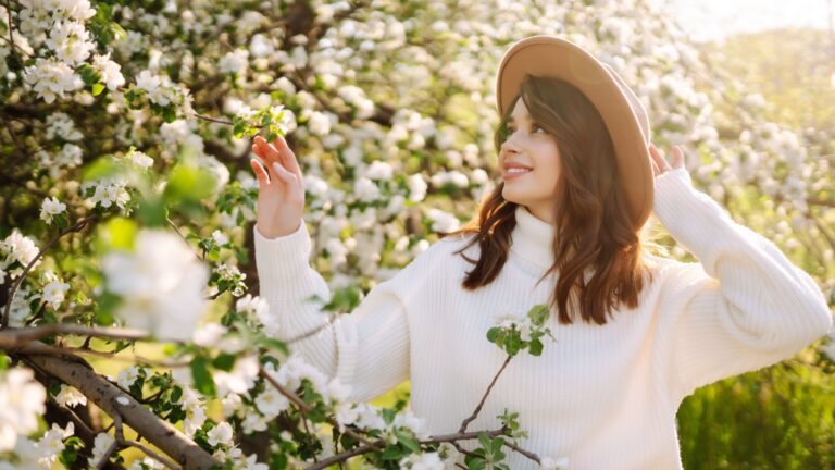 frau geniesst fruehling