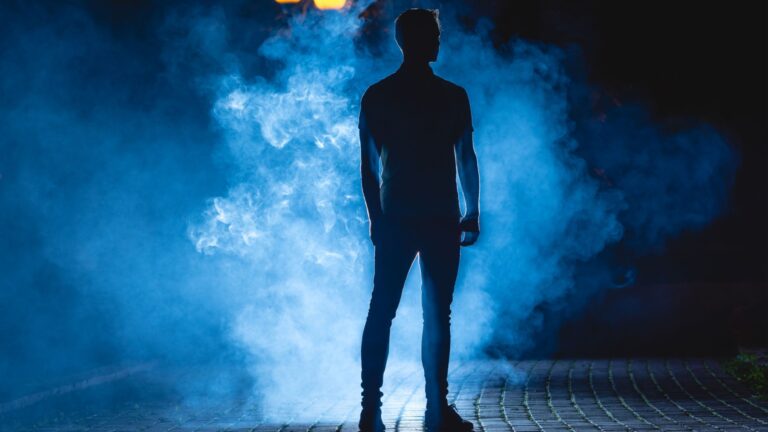 mann in der dunkelheit