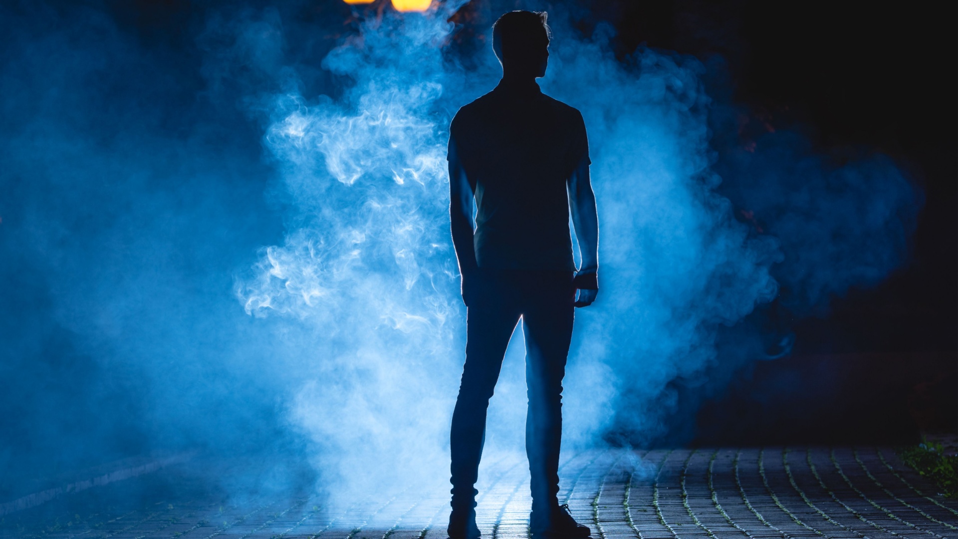 mann in der dunkelheit