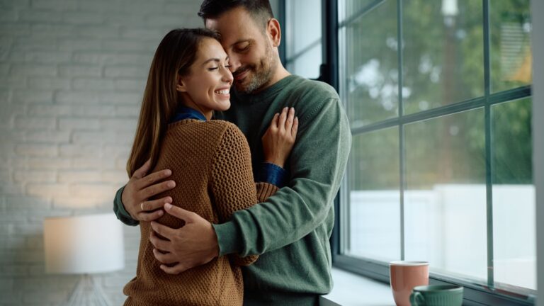 liebevolle umarmung eines paares