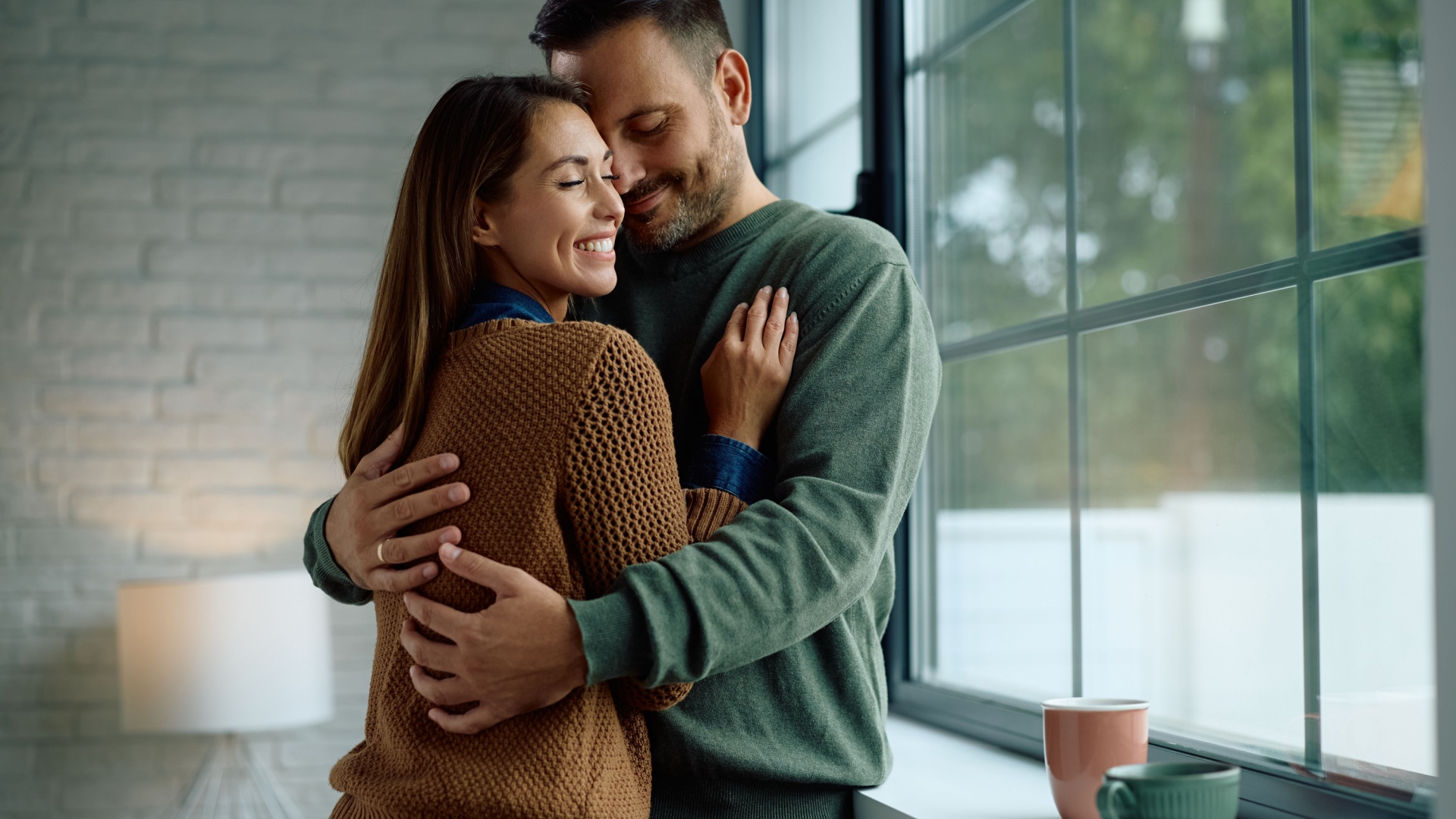 liebevolle umarmung eines paares