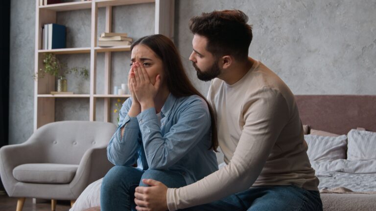 mann entschuldigt sich bei frau
