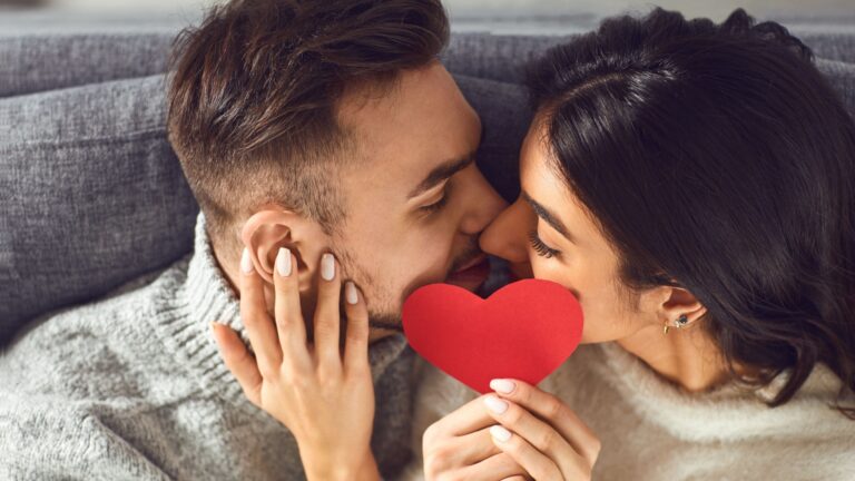 sehr verliebtes paar mit herz