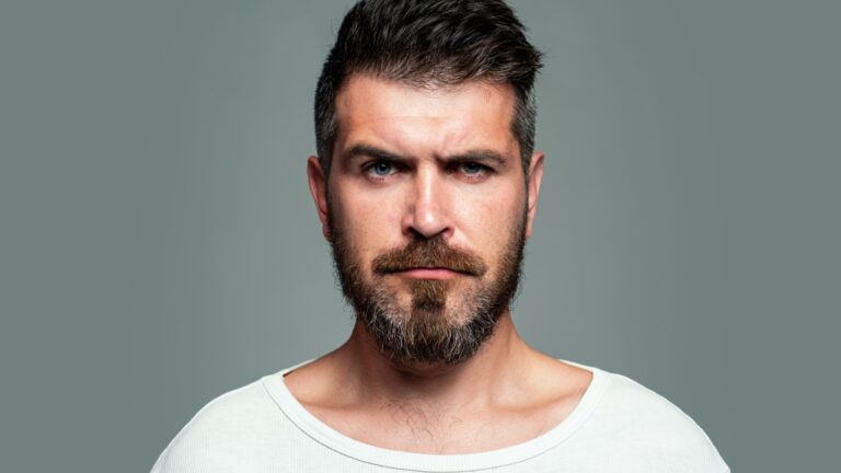 narzisst mit boesem gesichtsaussdruck