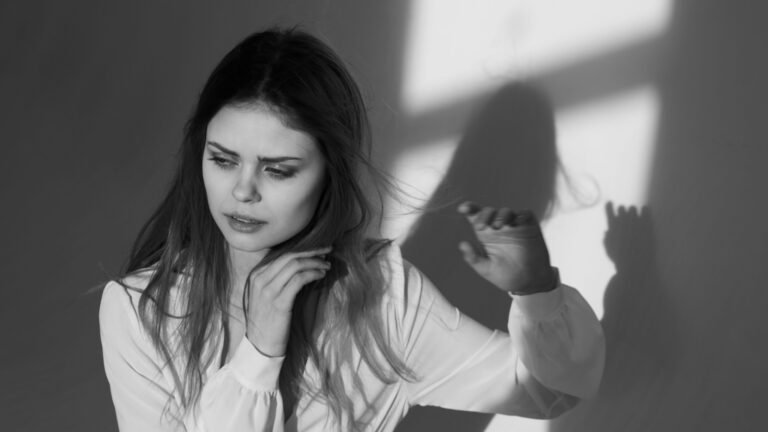 frau kaempft mit ihren gefuehlen