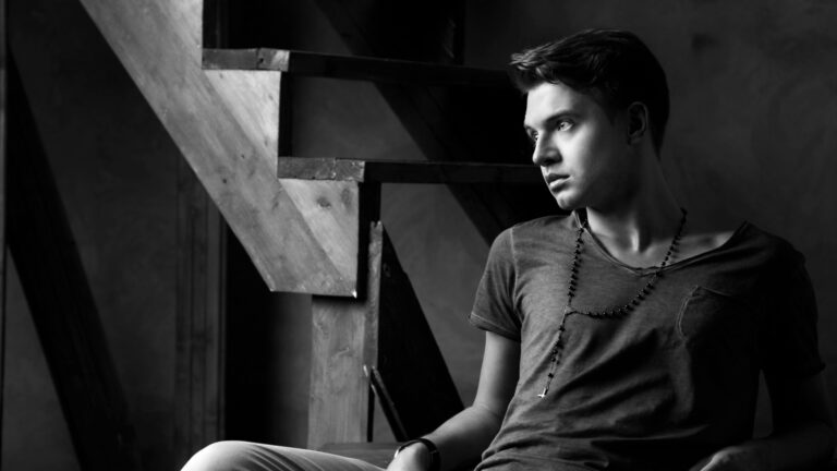 mann sitzt auf einem stuhl