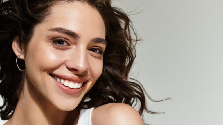 wunderschoene junge frau