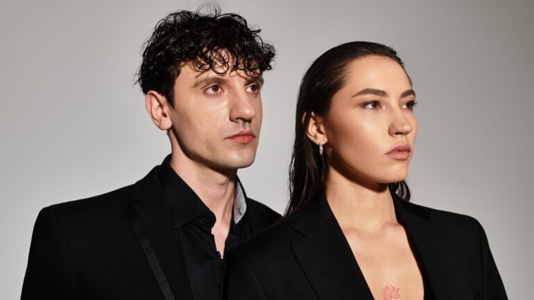 narzisst steht neben einer emphatin