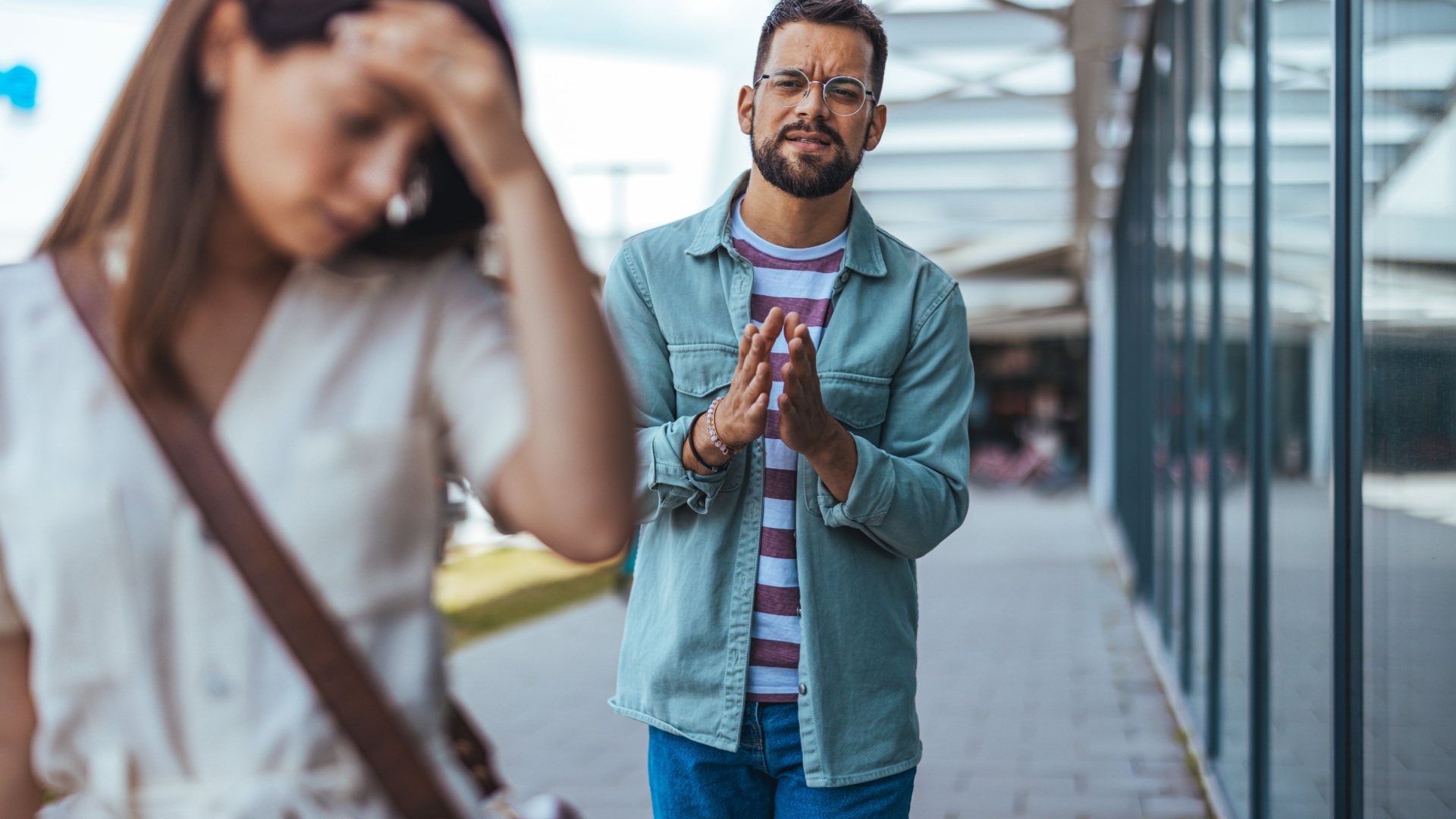 mann rennt frau nach