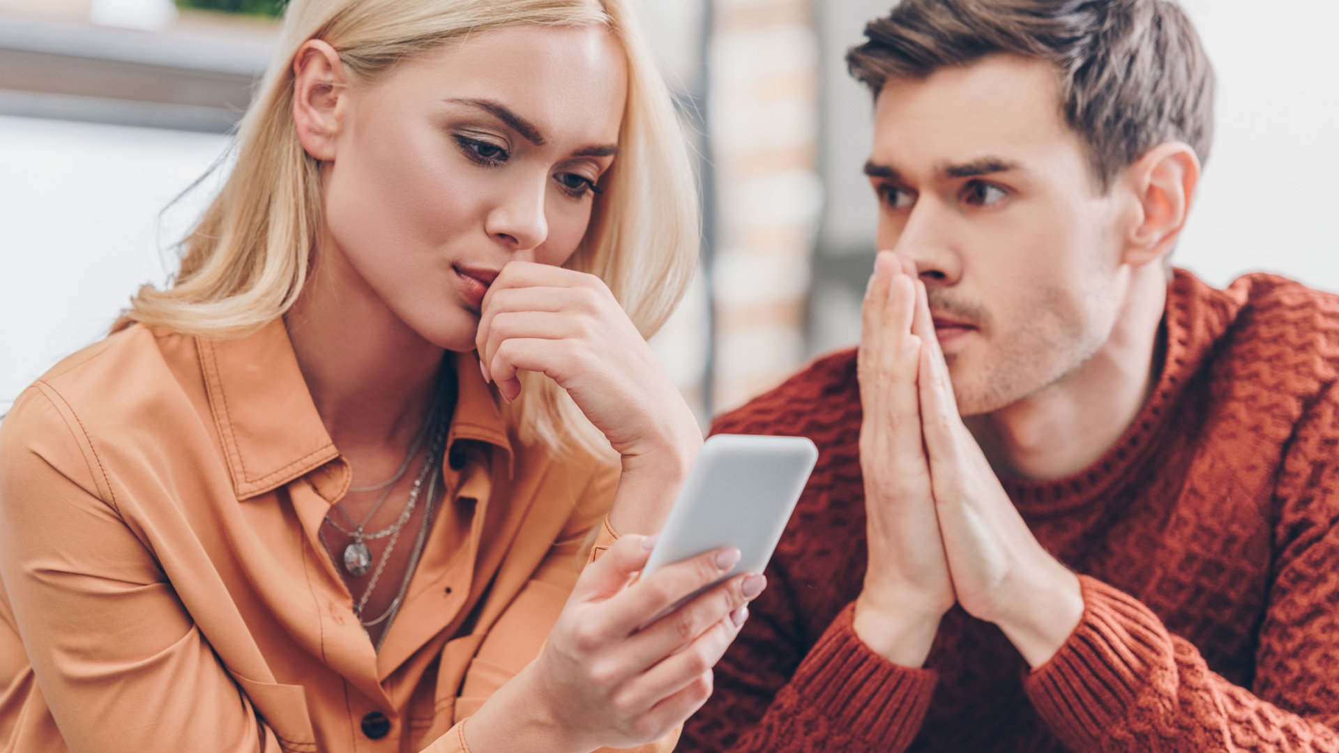 Gruende warum manche Maenner Naehe mit Kontrolle verwechseln