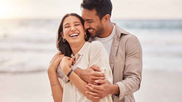 Paar am strand lacht
