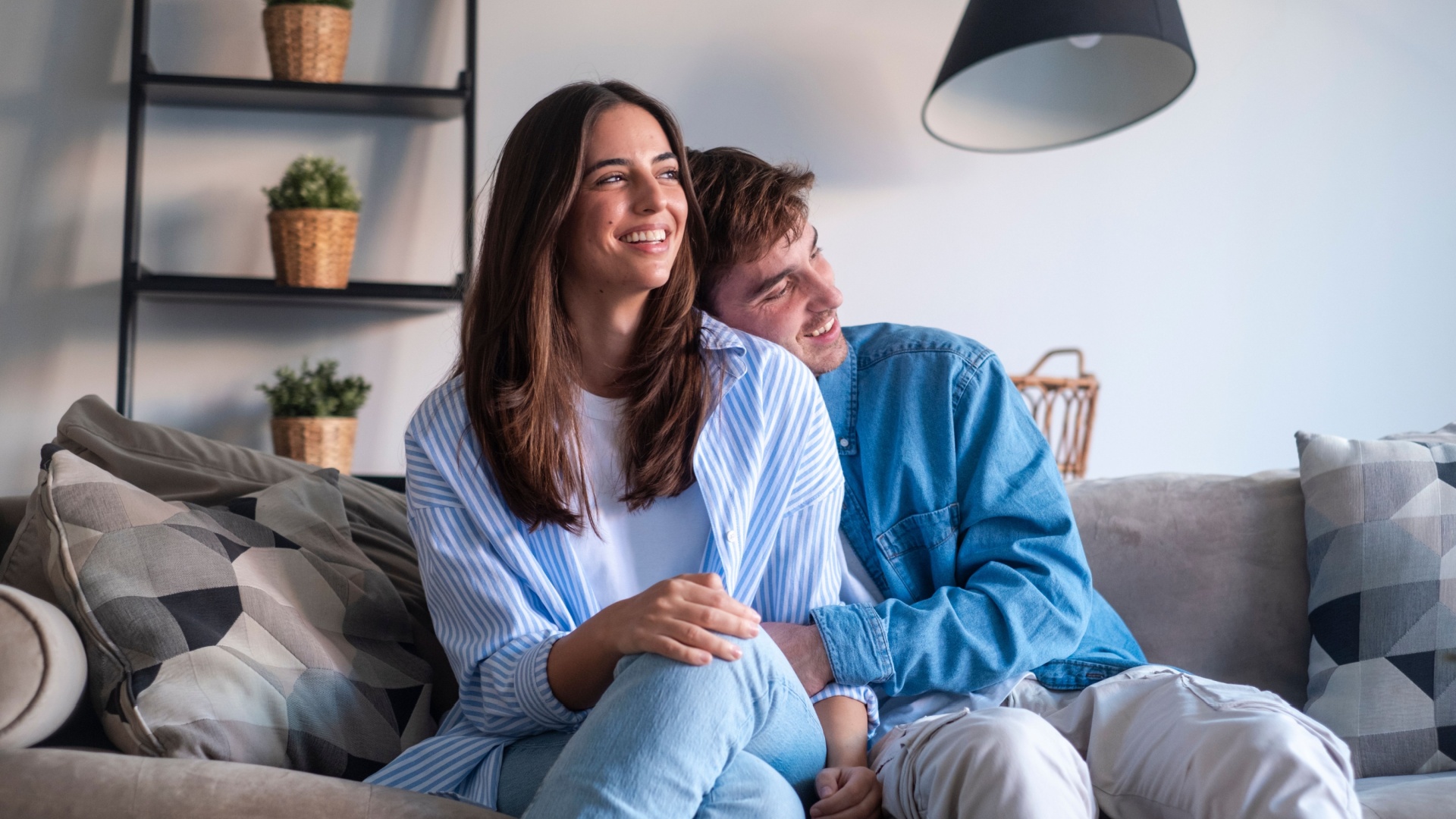 paar kuschelt auf der couch