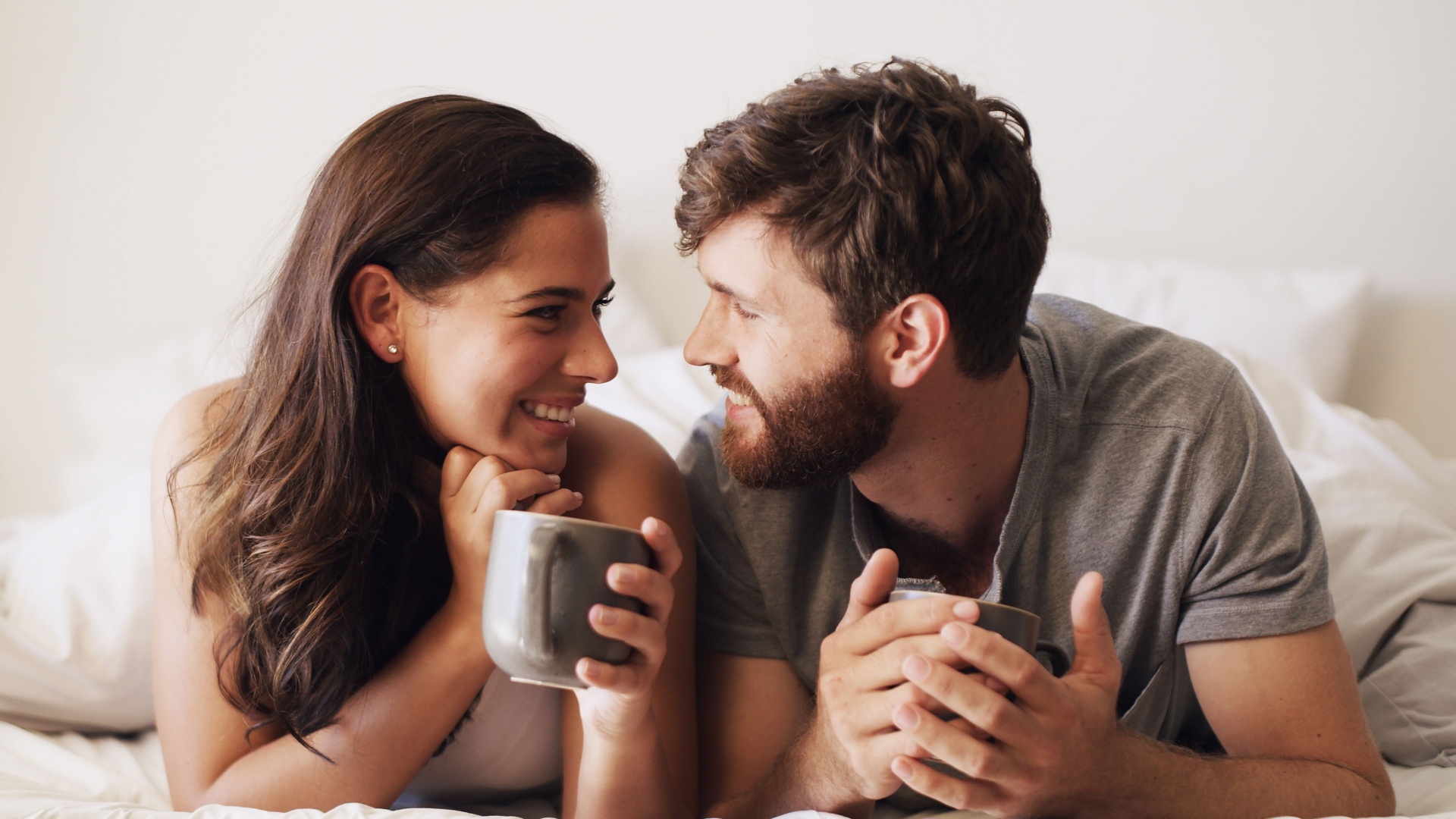 sehr verliebter mann und seine frau