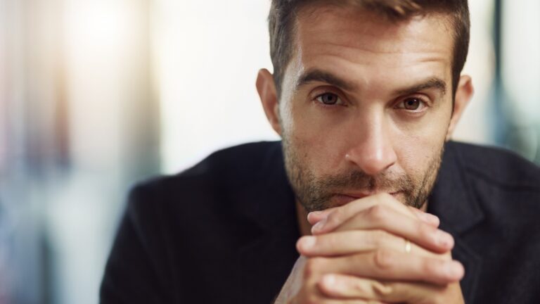 Schweigt er aber leidet innerlich Zeichen dass er bereut dich verletzt zu haben