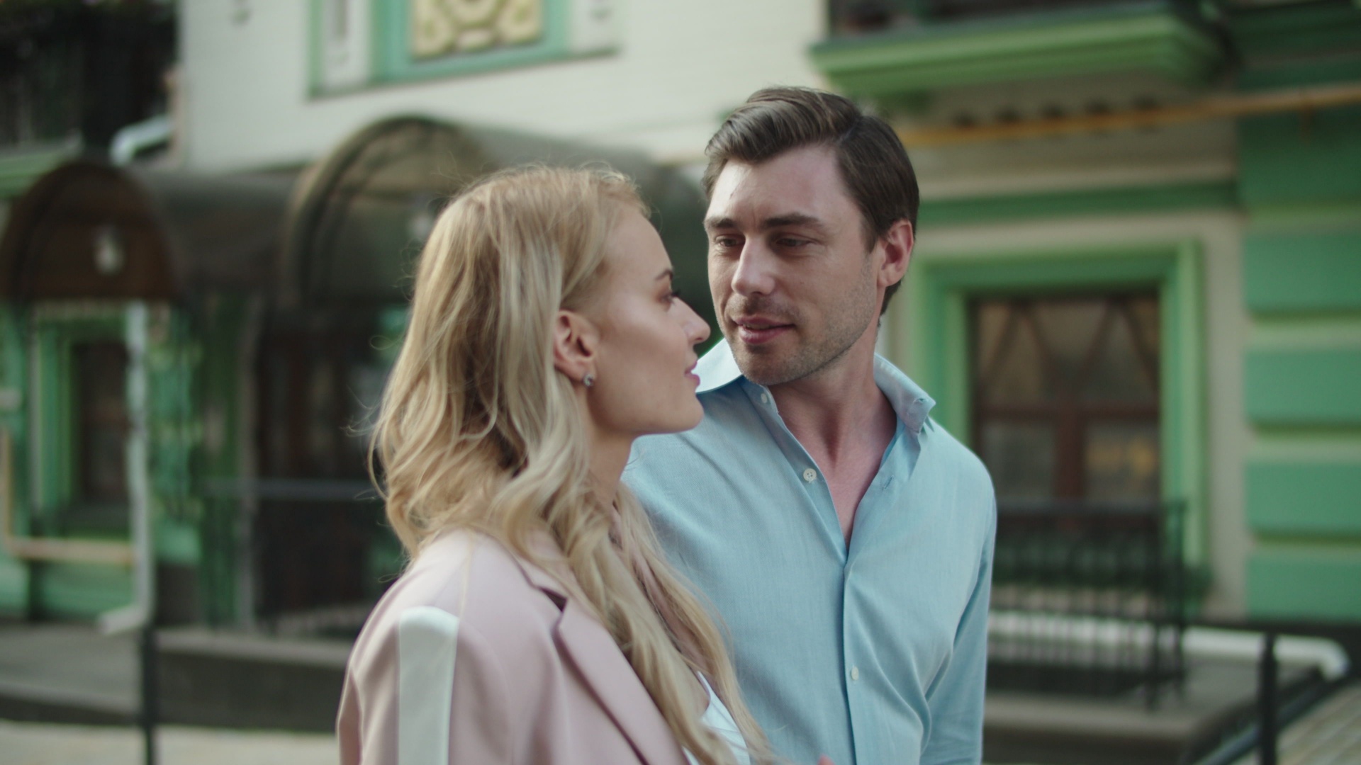 mann spricht mit frau in die er verliebt ist