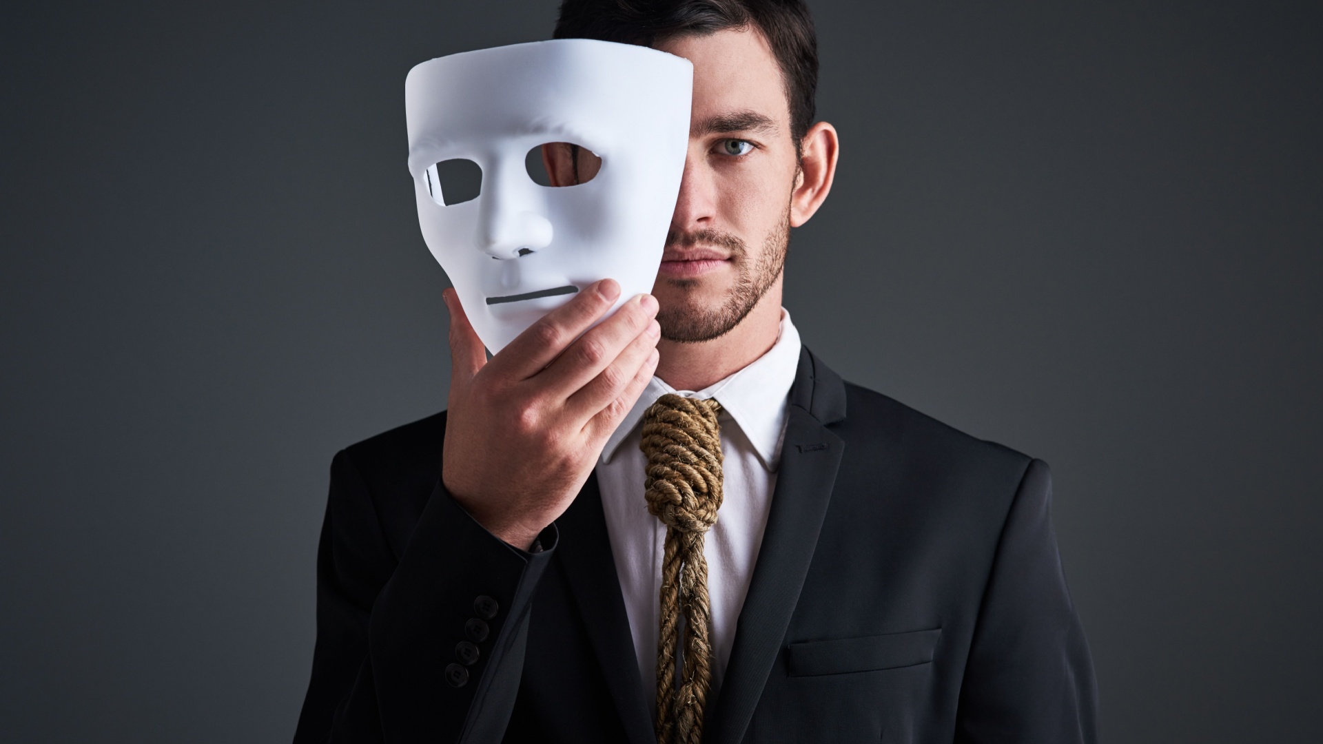 mann mit maske vor dem gesicht