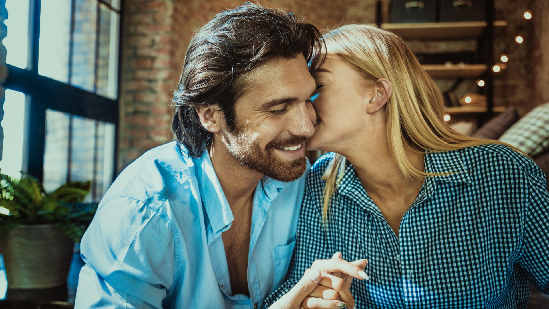 verliebtes paar teilt zaertlichkeiten