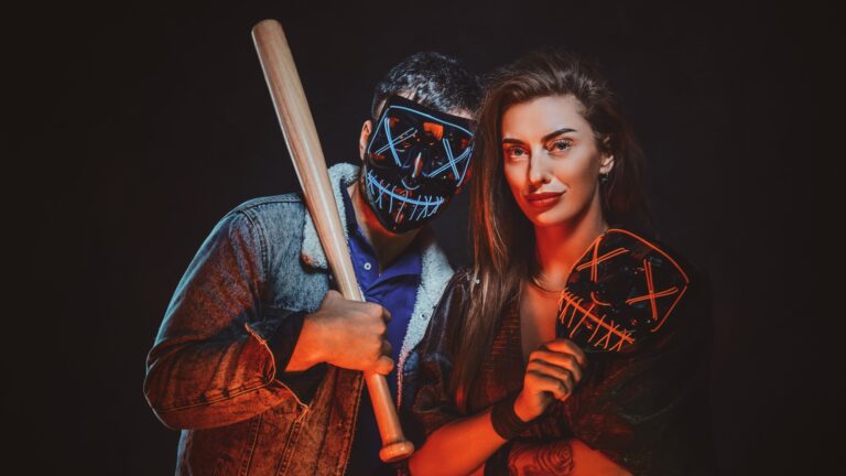 mann und frau mit maske