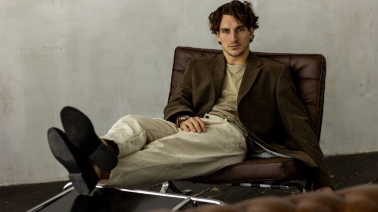 mann sitzt auf einem stuhl