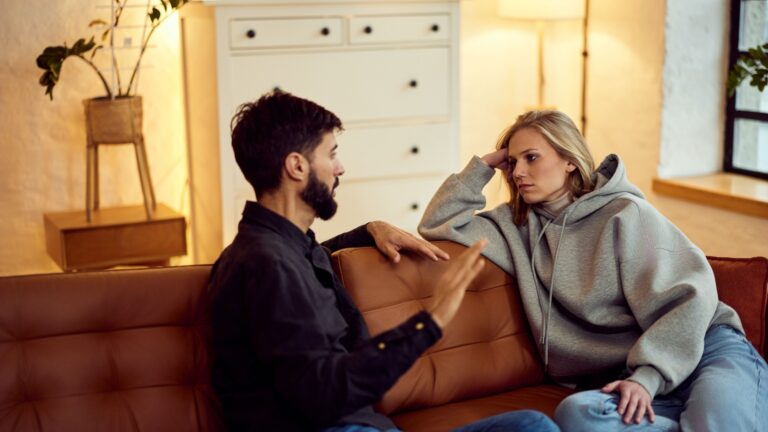 Warum Fragen nach ihrer Vergangenheit Narzissten aus der Fassung bringen