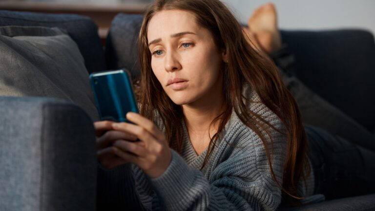 frau stalkt ex auf socialen medien