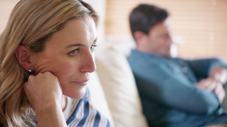 Warum manche Beziehungen ruhig wirken aber innerlich laengst zerbrechen