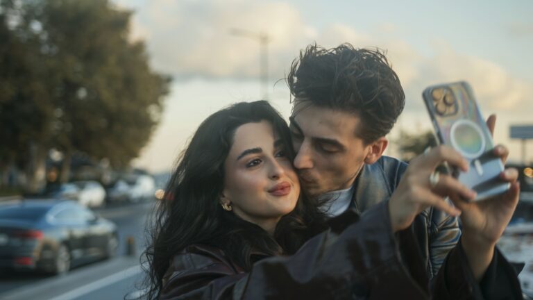 frau macht selfie mit freund