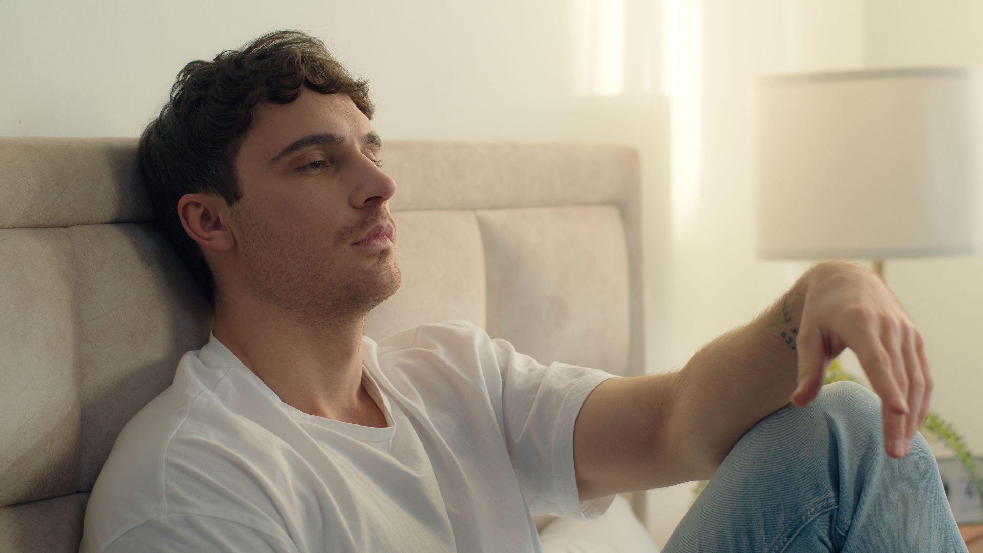 verletzter nachdenklicher mann