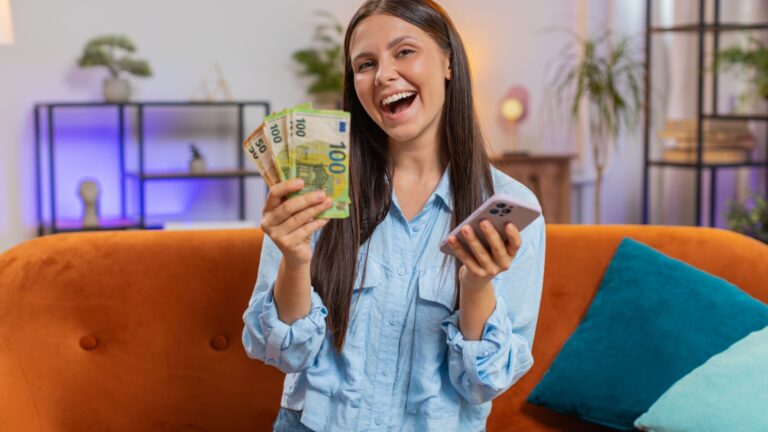 frau mit geld in der hand