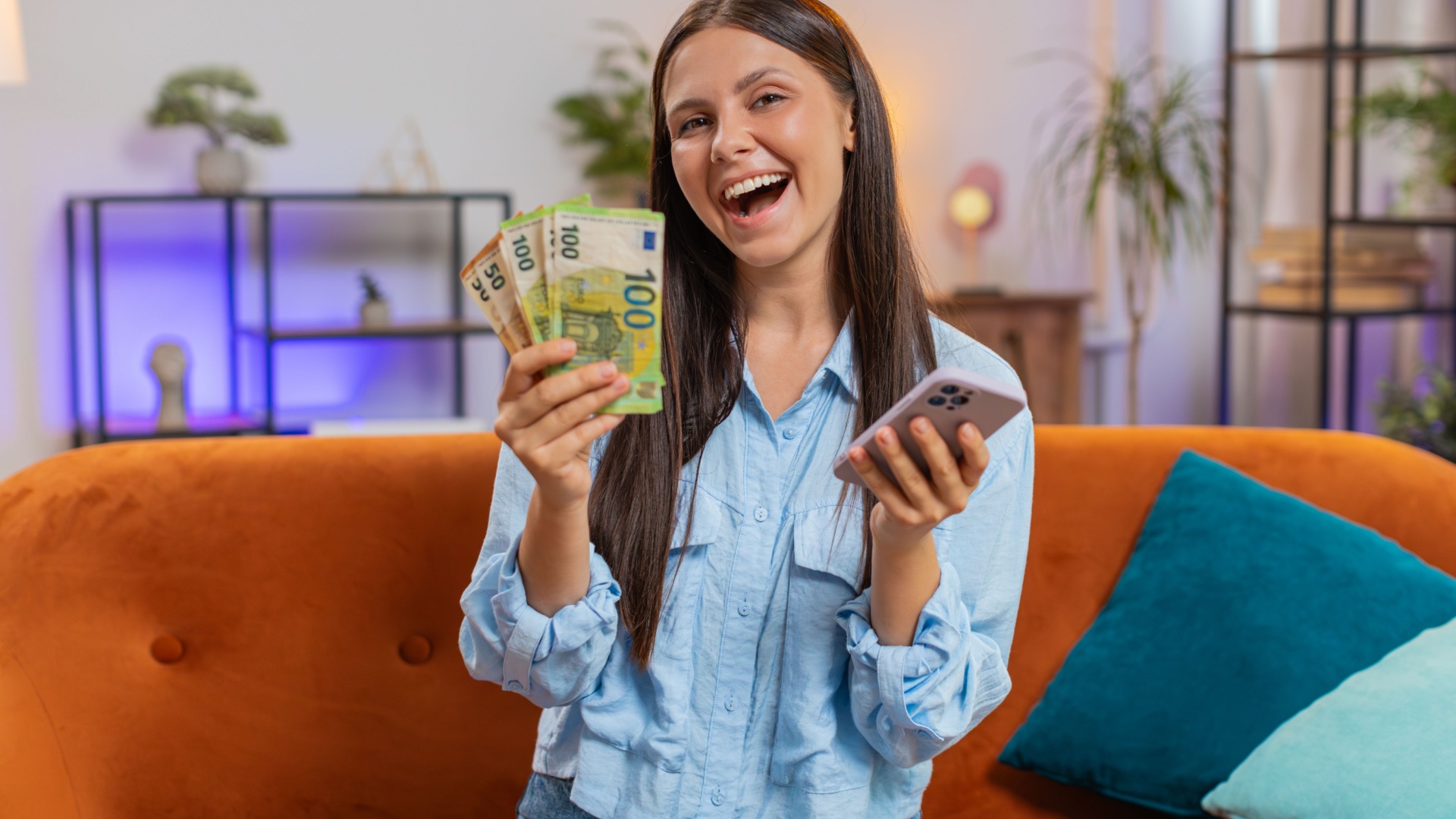 frau mit geld in der hand