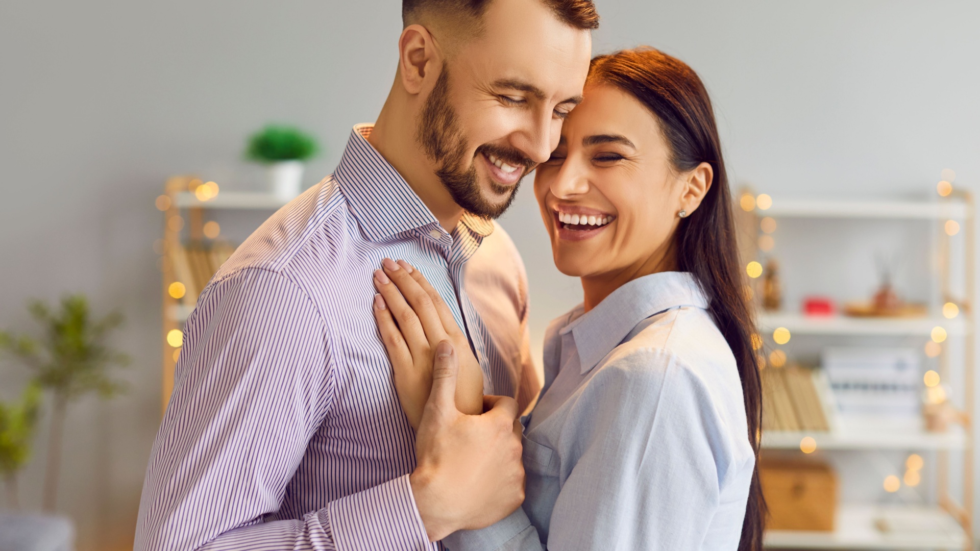 junges glueckliches paar