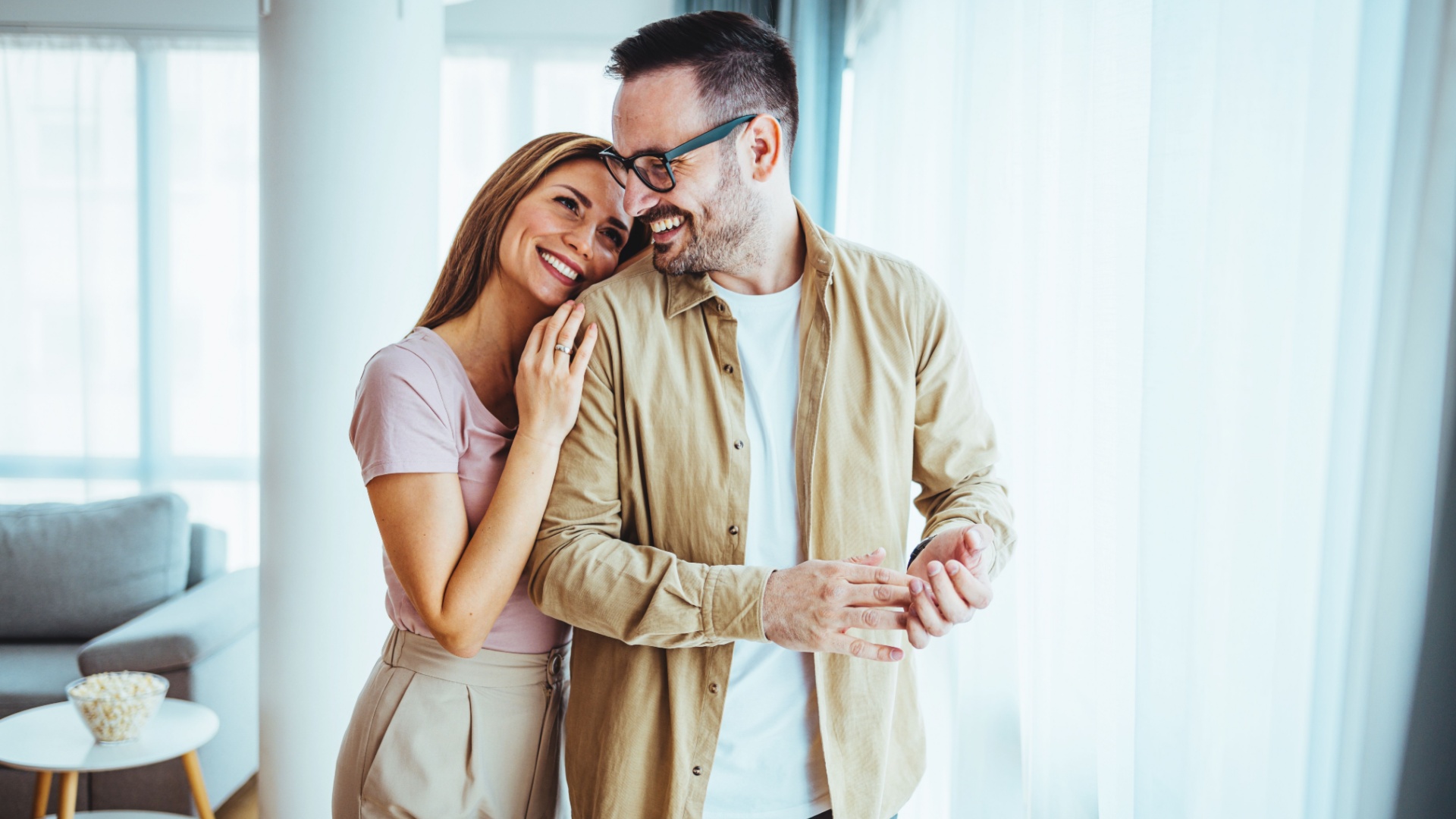 sehr glueckliches paar verliebt