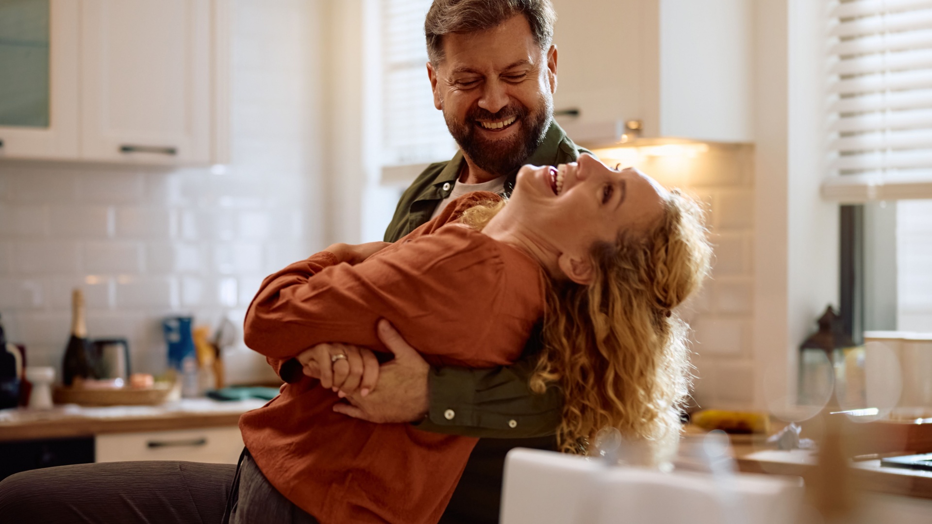 verliebtes paar tanzt