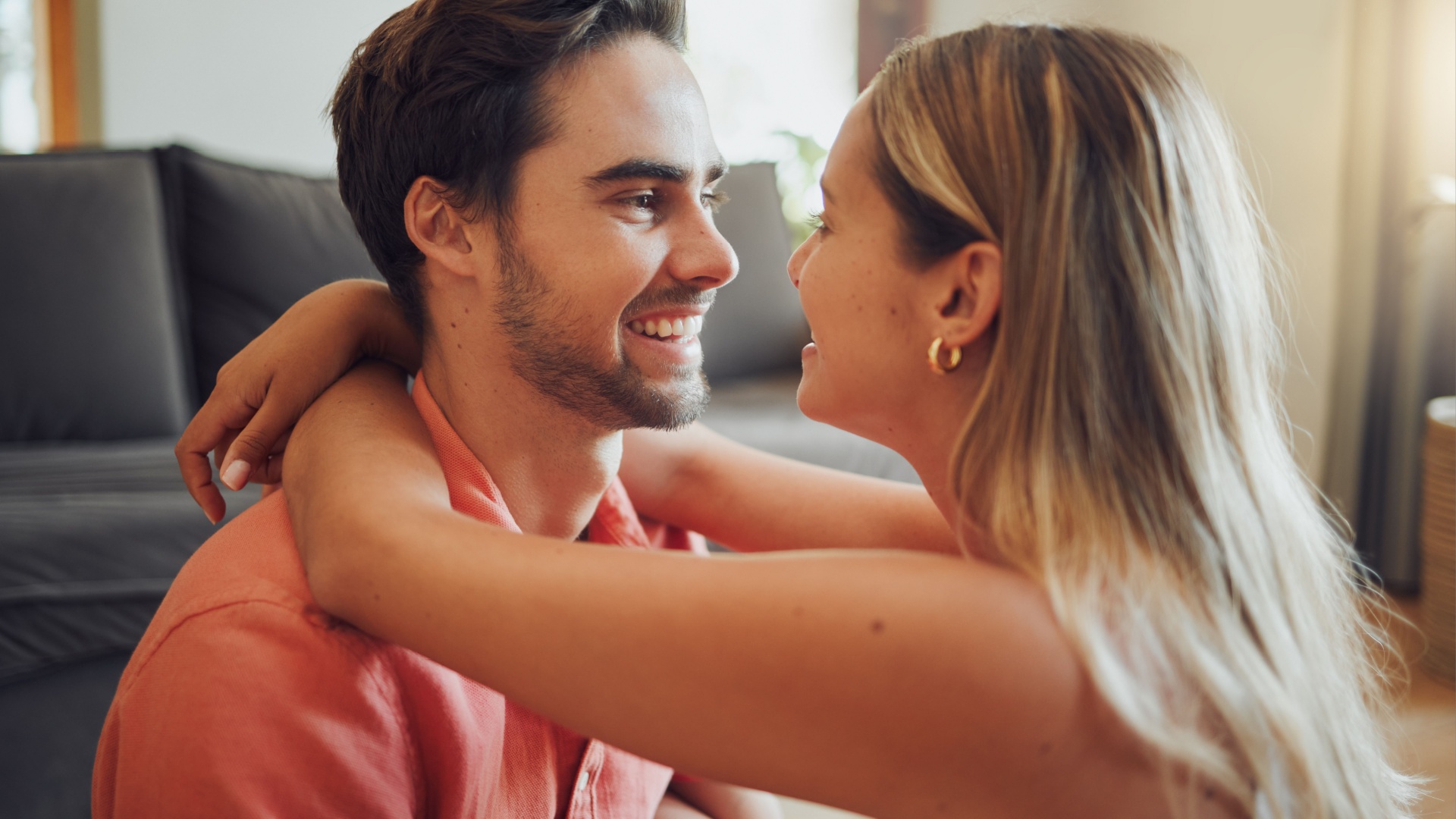 paar umarmt sich und redet