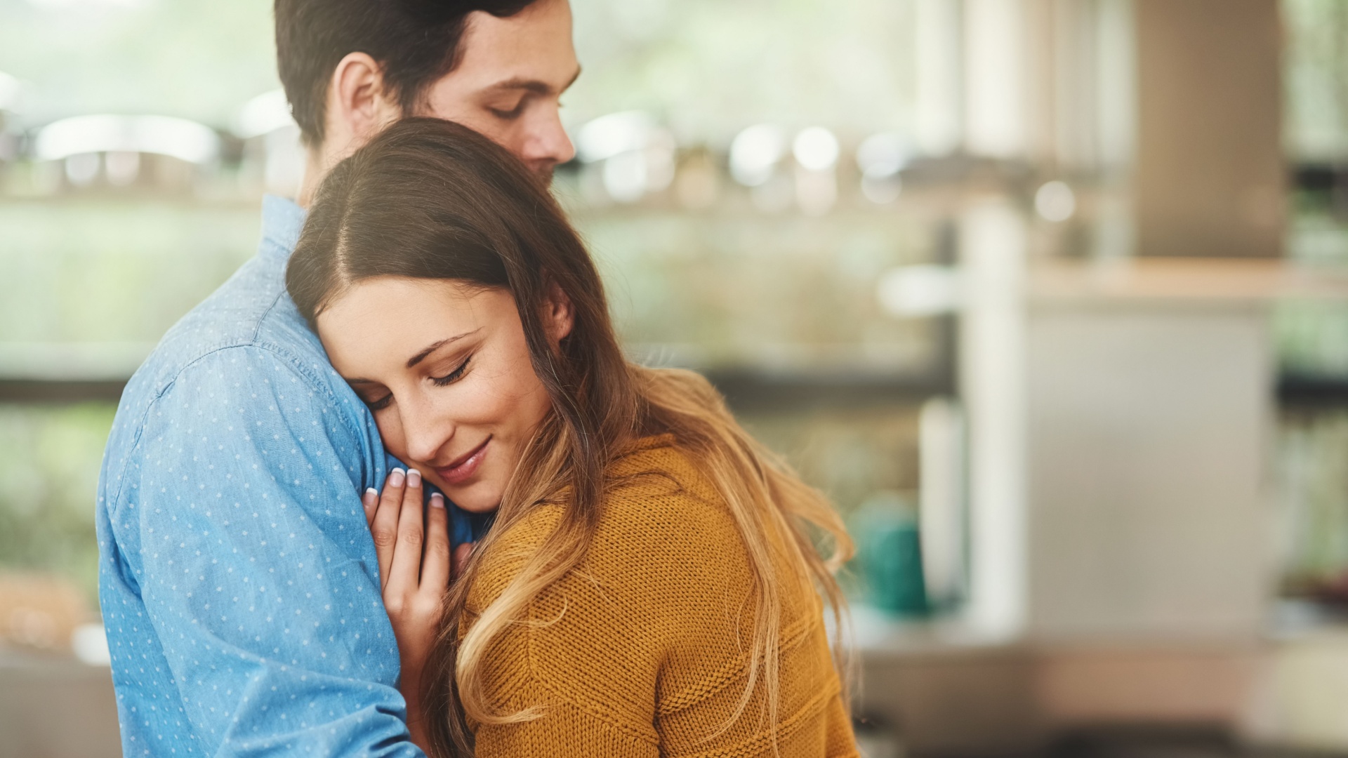 paar umarmt sich sinnlich