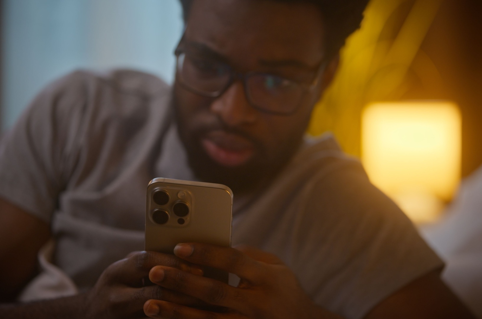 besorgter mann mit handy