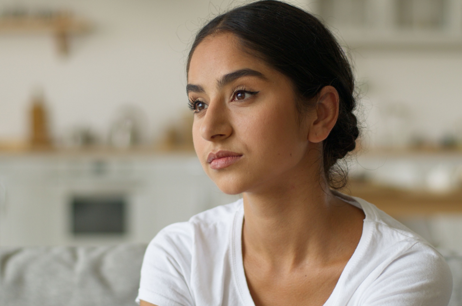 eine frau mit schwarzen haaren