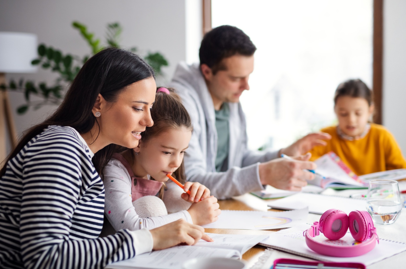 eltern helfen kindern bei hausaufgaben