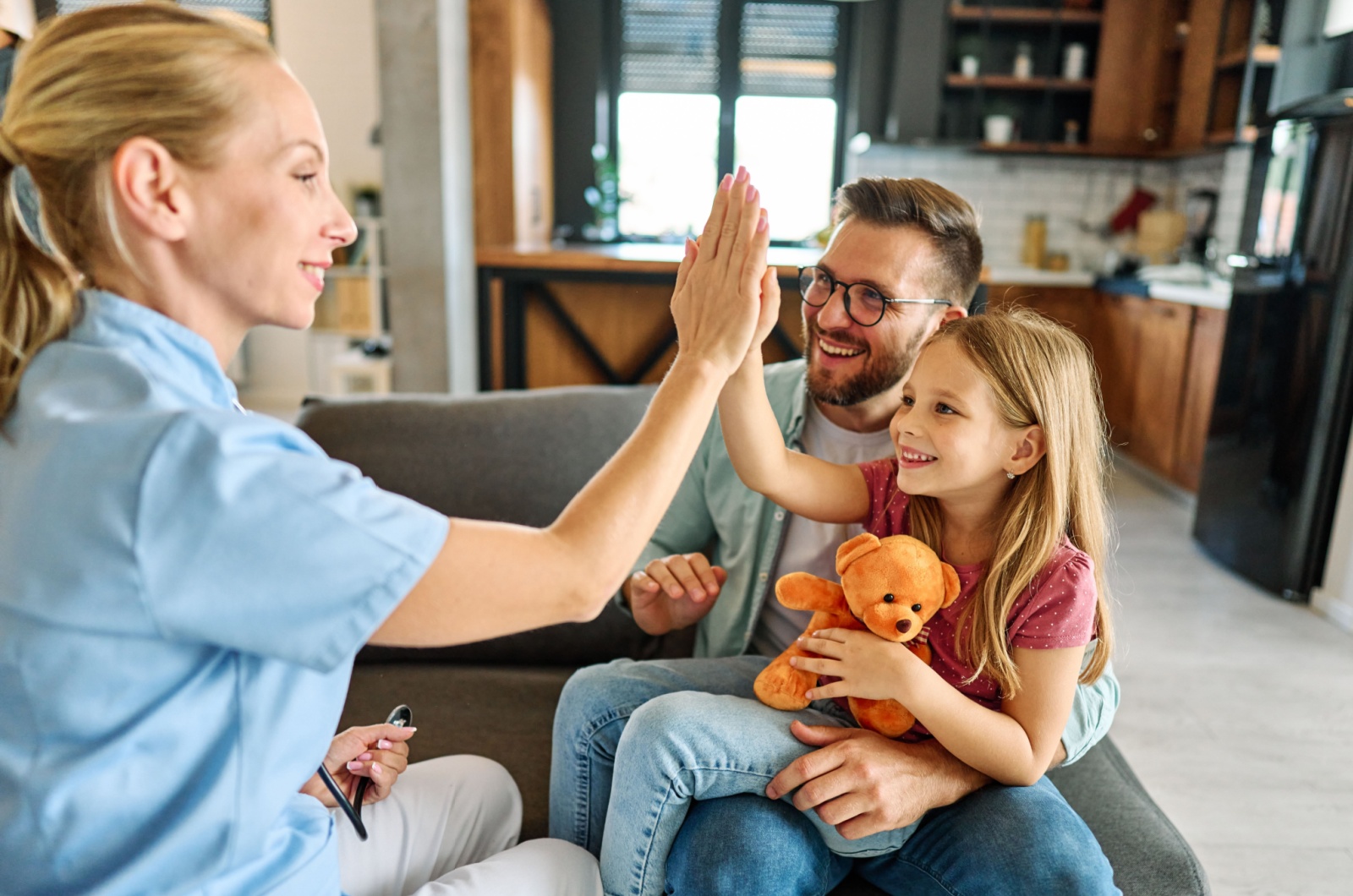 eltern mit ihrer tochter